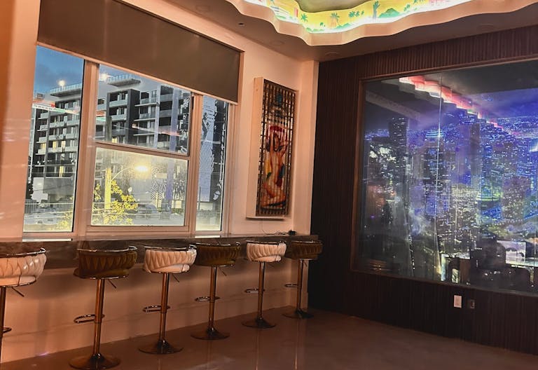 Luxury Art Gallery - Image 2