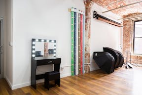 Stunning Dumbo Studio: Natural Light, Brooklyn Bridge Nearby, Full Equipment & Services! - Image 3