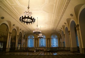 Beautiful Wall Street Space - Image 4