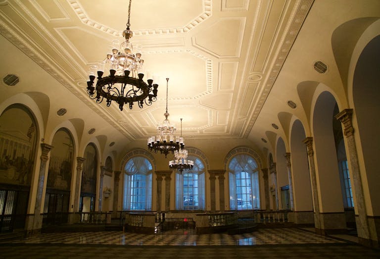 Beautiful Wall Street Space - Image 4