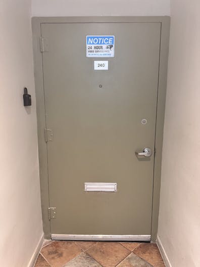 Elegant Pink Venue in Downtown NYC: Ideal for Glam Services & Stylish Events - Image 4