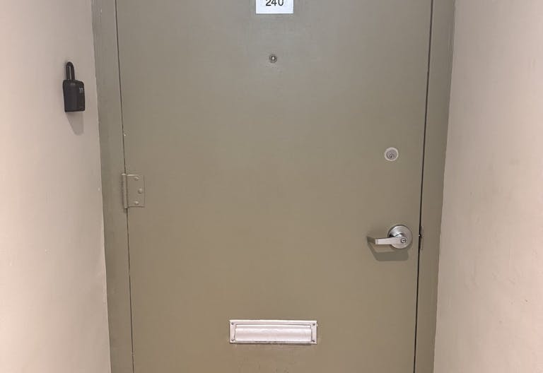 Elegant Pink Venue in Downtown NYC: Ideal for Glam Services & Stylish Events - Image 4