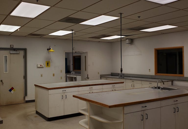 2 story building in grate location, close to downtown Seattle, Magnolia and Ballard center. It has 12 designated parking spaces and garage. Updates available.. - Image 1