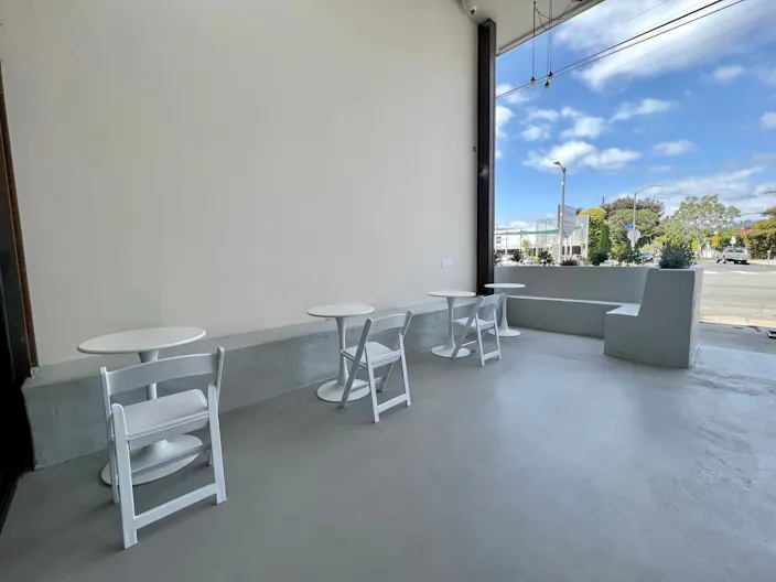 Central and modern space with indoor/outdoor patio. - Image 3