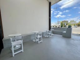 Central and modern space with indoor/outdoor patio. - Image 3