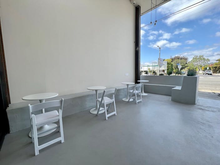Central and modern space with indoor/outdoor patio. - Image 3
