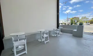 Central and modern space with indoor/outdoor patio. - Image 3