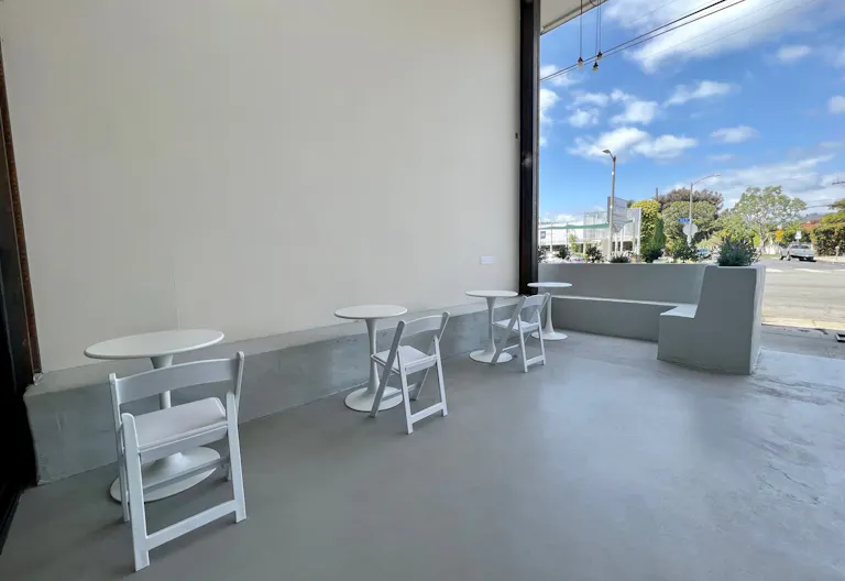 Central and modern space with indoor/outdoor patio. - Image 3