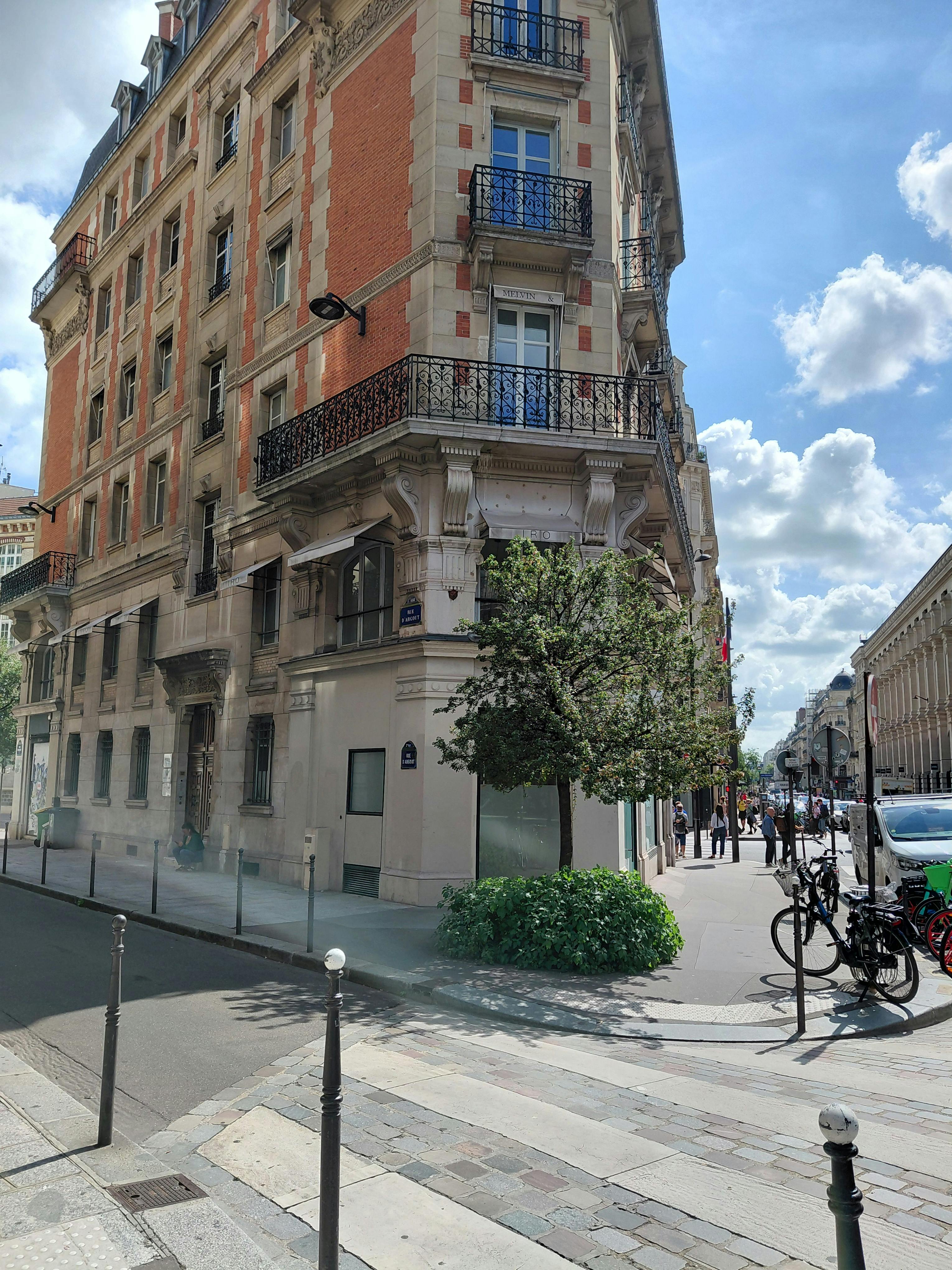 Corner Boutique on Rue Étienne Marcel and Rue du Louvre
