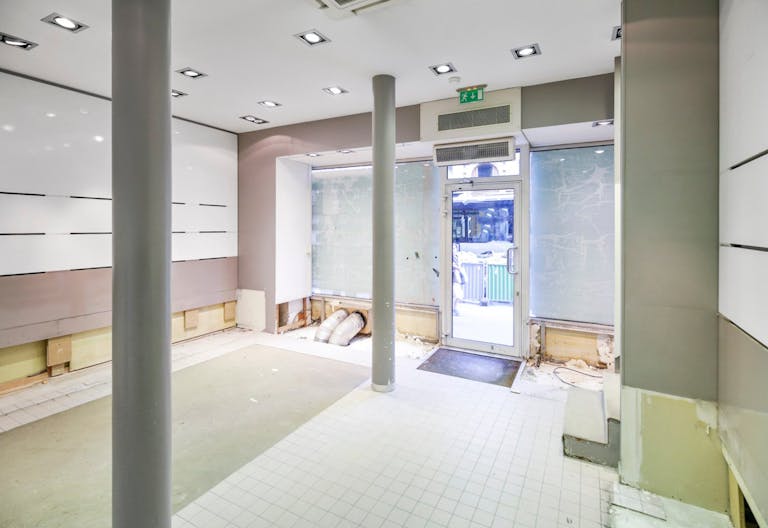 Store in Saint-Germain-des-Pr�s - Image 0