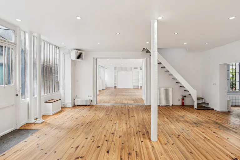 Contemporary Showroom in Le Marais - Image 3