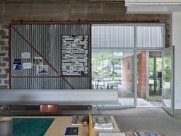 Espace de 100m2 de type atelier connect� � un jardin et � la rue-lieu polyvalent et charmant - Image 0