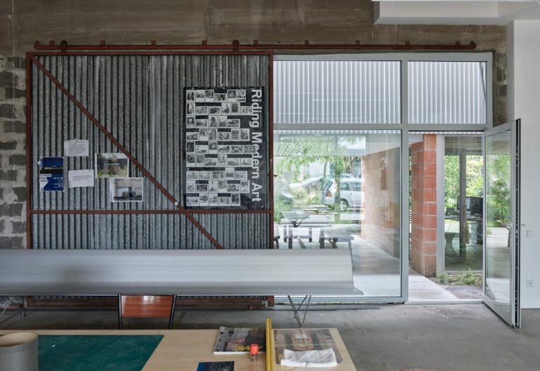 Espace de 100m2 de type atelier connect� � un jardin et � la rue-lieu polyvalent et charmant - Image 0