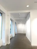 Showroom with a large storefront in Le Marais - Image 10