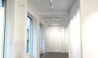 Showroom with a large storefront in Le Marais - Image 10