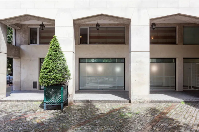 Beautiful Le Marais Showroom - Image 3
