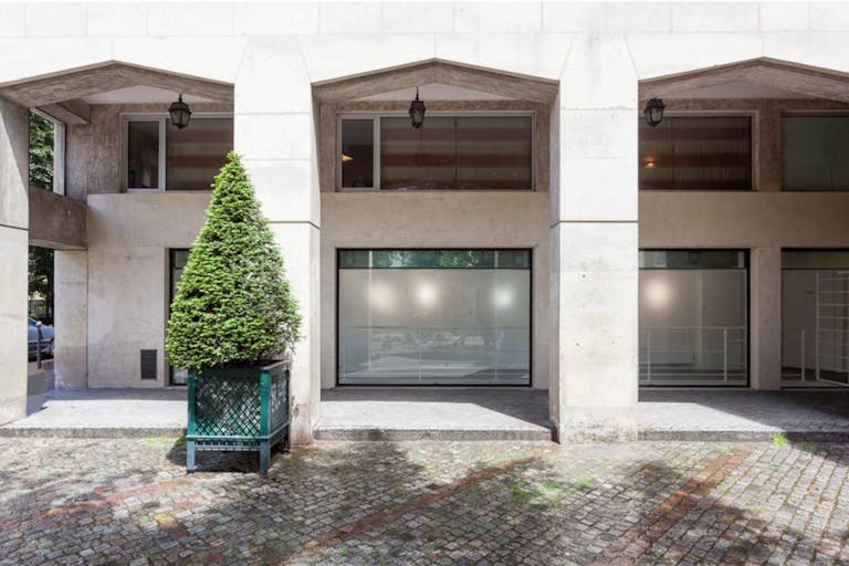 Beautiful Le Marais Showroom - Image 3