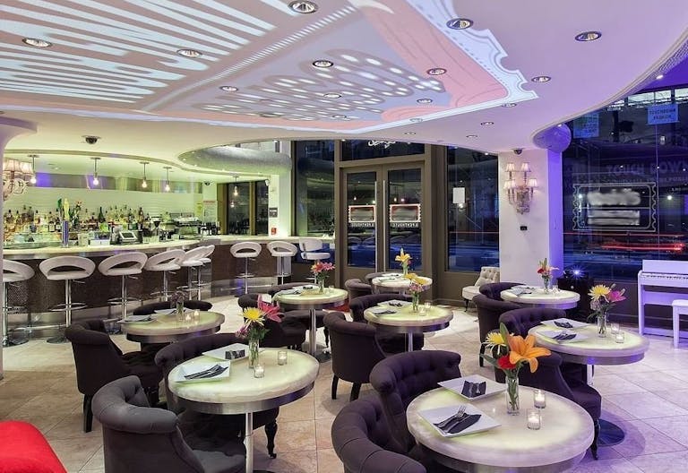 Gorgeous Corner Storefront in Flatiron - Image 0