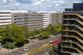 Striking Corner Space on Karl-Liebknecht-Straße with Full-Glass Frontage - Image 21