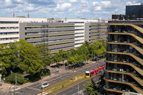 Striking Corner Space on Karl-Liebknecht-Straße with Full-Glass Frontage - Image 21