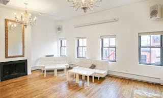 Modern Penthouse Showroom in SoHo - Image 12