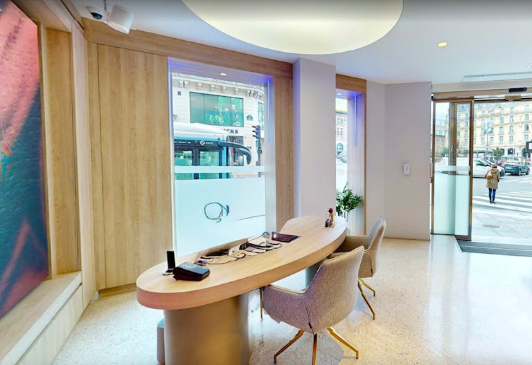 Prime retail space near Saint Lazare - Image 1