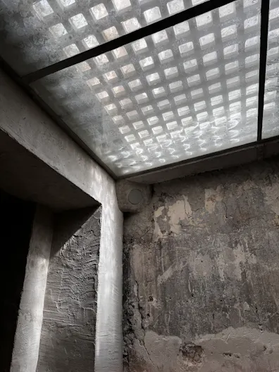 BRUTALIST SPACE IN MARAIS - Image 4