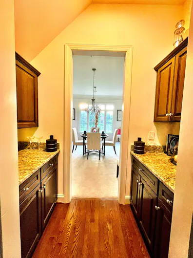DMV?s Spacious Wooded Estate S - Image 1
