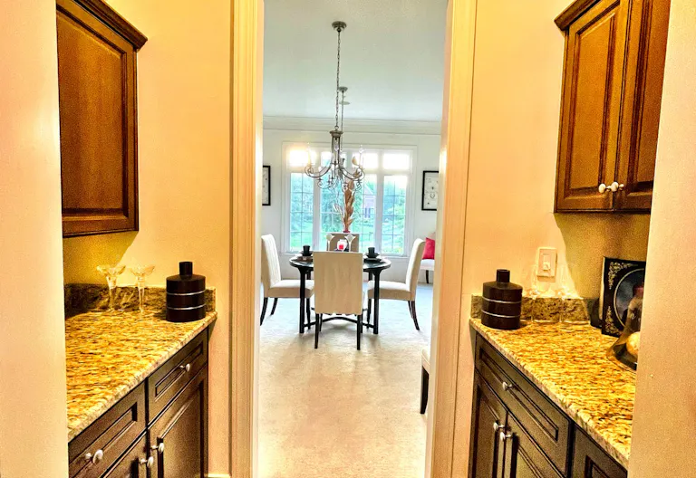 DMV?s Spacious Wooded Estate S - Image 1