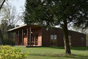 B�timent contemporain en bois id�al pour les lancements de produits et les expositions - Image 2