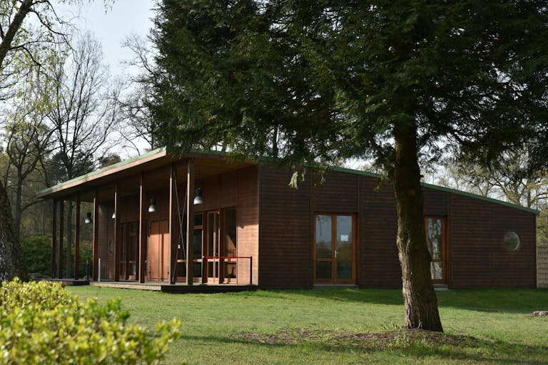 B�timent contemporain en bois id�al pour les lancements de produits et les expositions - Image 2