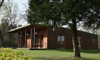 B�timent contemporain en bois id�al pour les lancements de produits et les expositions - Image 2