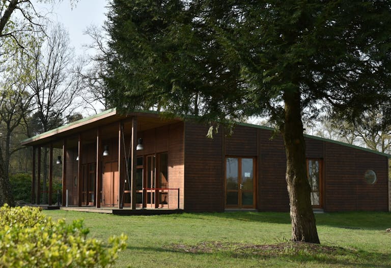 B�timent contemporain en bois id�al pour les lancements de produits et les expositions - Image 2