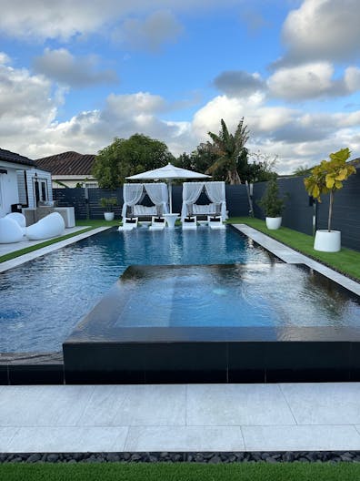 West Kendal Home with resort style infinity pool. - Image 0