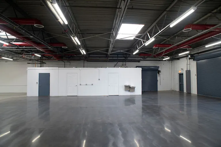 Versatile industrial property - perfect for your business needs - Image 2