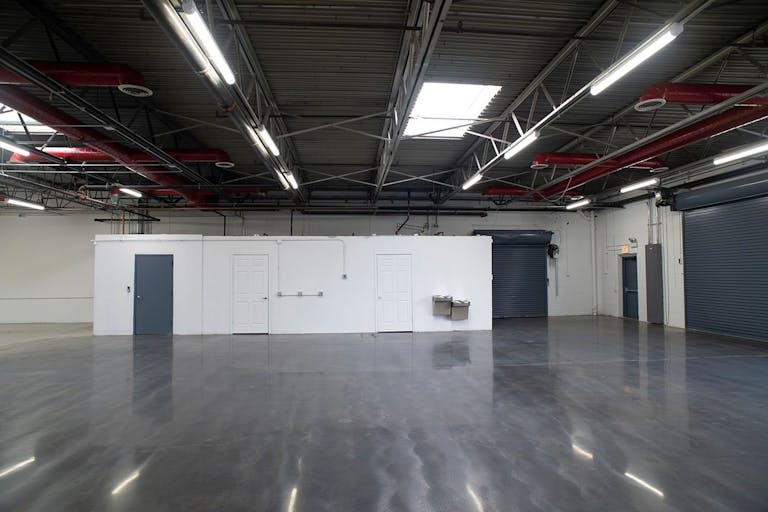 Versatile industrial property - perfect for your business needs - Image 2