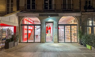 Galerie d'art devant le Centre Georges Pompidou - Image 0