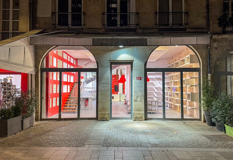 Galerie d'art devant le Centre Georges Pompidou - Image 0