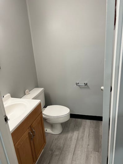 Brand new renovated medical or commercial office for rent - Image 3