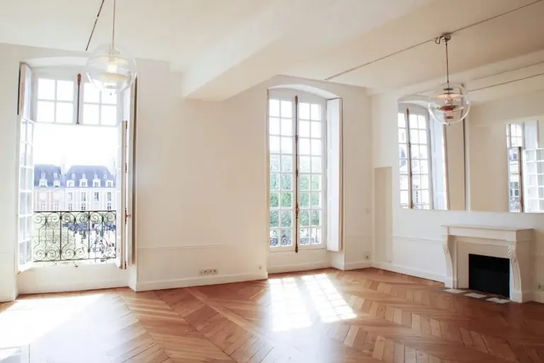 Place des Vosges Fashion Showroom - Image 0
