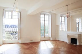 Place des Vosges Fashion Showroom - Image 0