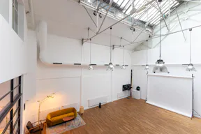 modern and welcoming showroom in the heart of Paris  - Image 2