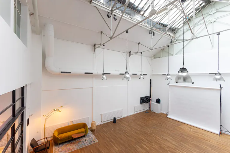modern and welcoming showroom in the heart of Paris  - Image 2