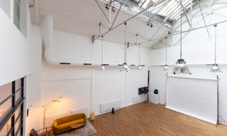 modern and welcoming showroom in the heart of Paris - Image 2