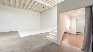 High-ceiling photo studio with a cyclorama wall - Image 8