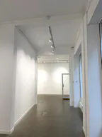 Showroom with a large storefront in Le Marais - Image 8