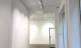 Showroom with a large storefront in Le Marais - Image 8