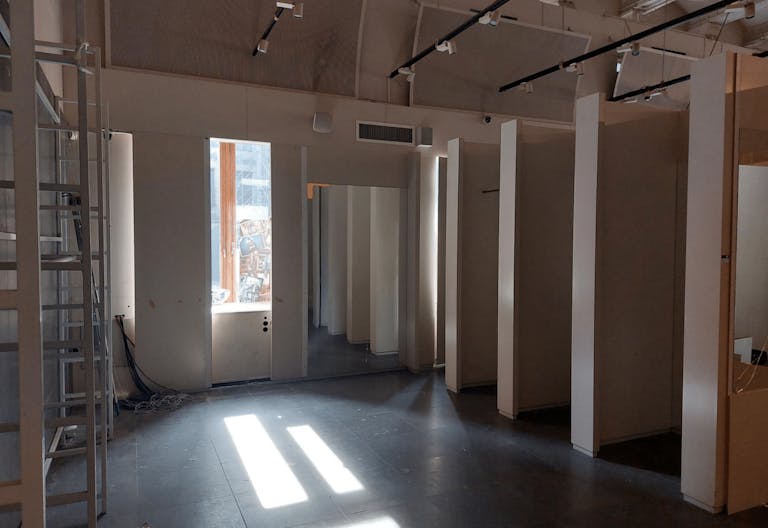 Grand Ground-Floor Retail Unit in Magna Plaza with Historic Detailing - Image 3