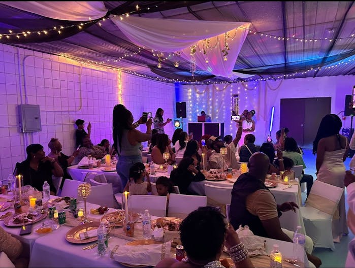 Vibrant Photo Studio in West Vegas - Image 3