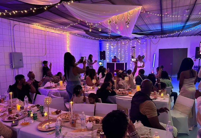 Vibrant Photo Studio in West Vegas - Image 3